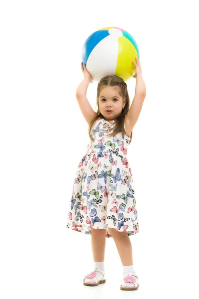 Menina está brincando com uma bola — Fotografia de Stock