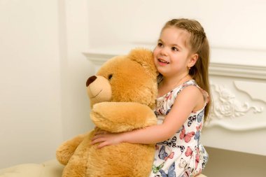 Kanepede kucak kucak açan küçük kız..