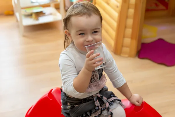 Маленькая девочка со стаканом воды — стоковое фото