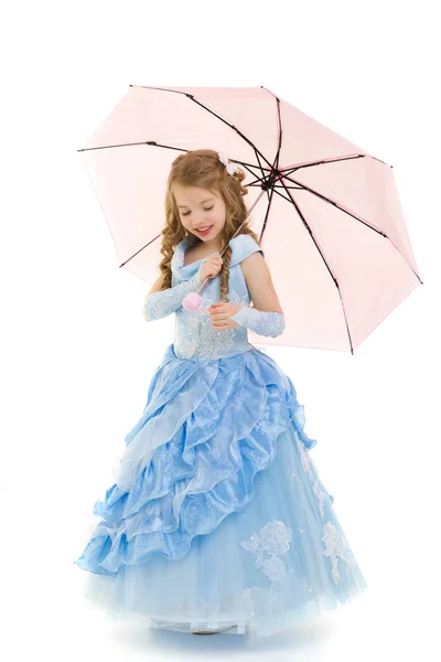 Menina princesa em um vestido longo e elegante sob um guarda-chuva . — Fotografia de Stock