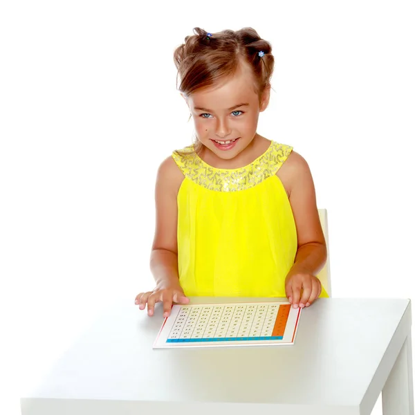 En liten flicka studerar Montessori.. — Stockfoto