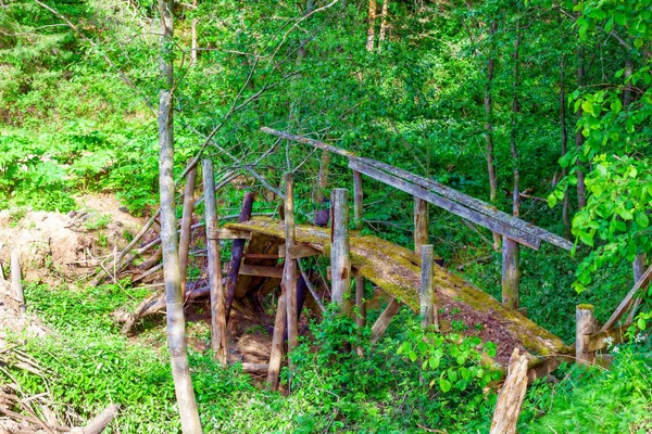 Vecchio ponte di legno sul torrente . — Foto Stock