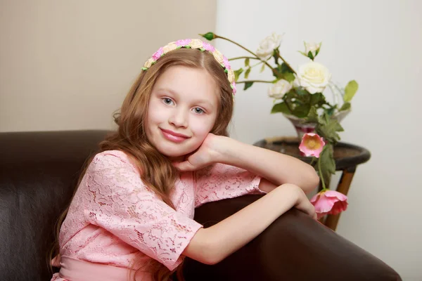 Bambina con un mazzo di fiori — Foto Stock