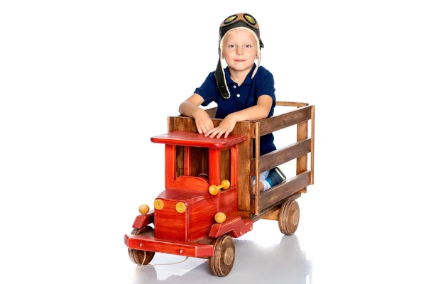Um menino está brincando com um carro de brinquedo. — Fotografia de Stock