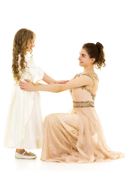 Ein junges Mädchen umarmt ihre kleine Schwester. — Stockfoto
