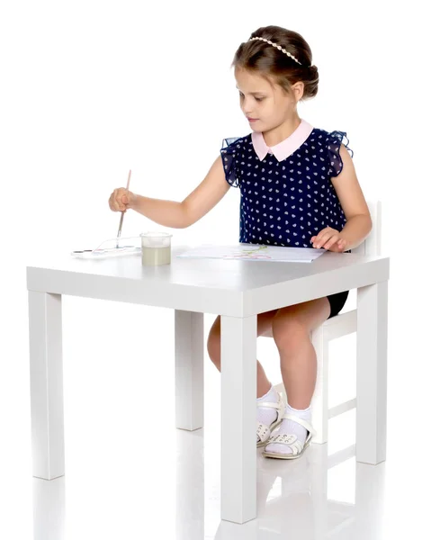 A little girl paints with paint and brush. — Stock Photo, Image