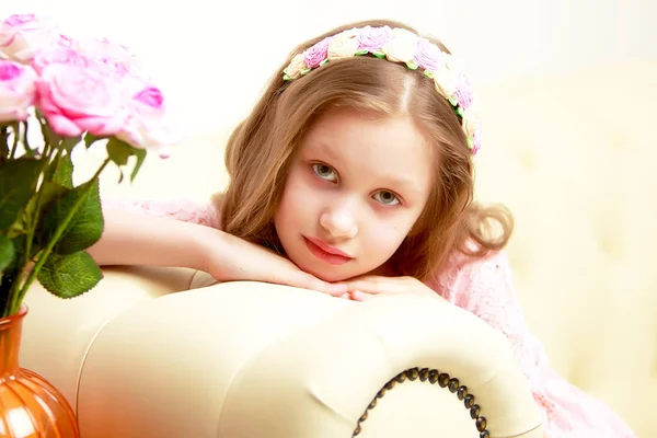 Niña con un ramo de flores —  Fotos de Stock