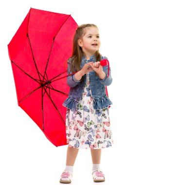 küçük kız şemsiye altında.