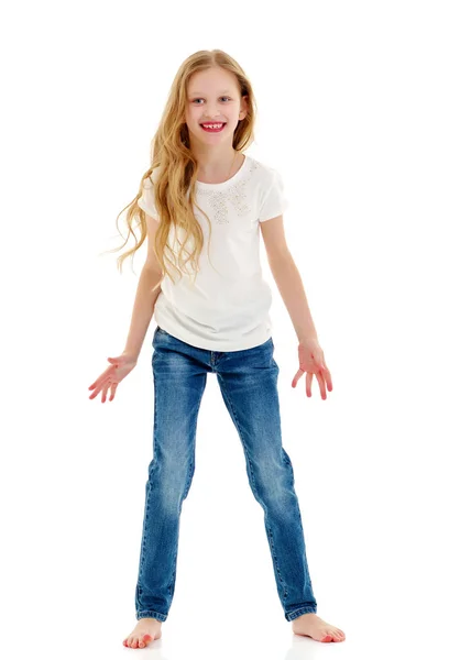 Маленькая девочка в белой футболке для рекламы. — стоковое фото