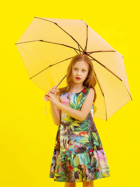 Menina sob um guarda-chuva . — Fotografia de Stock