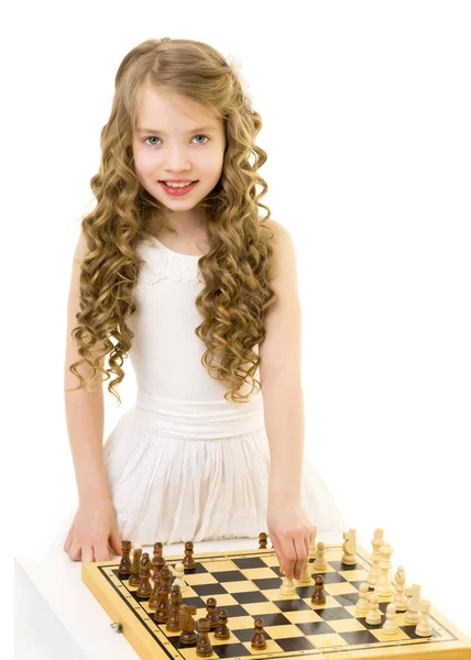Niña jugando ajedrez —  Fotos de Stock