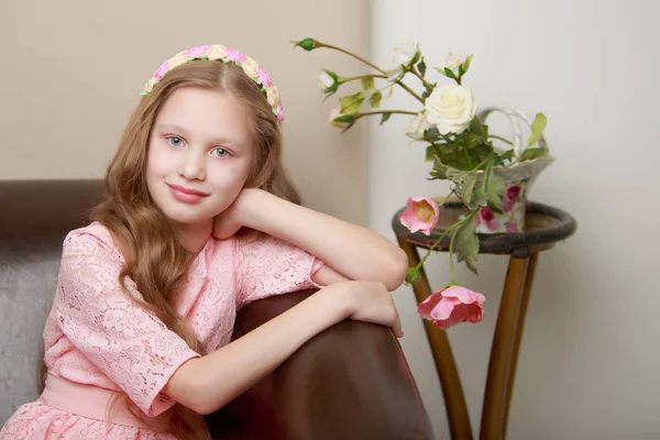 Bambina con un mazzo di fiori — Foto Stock