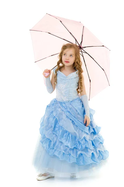 Menina princesa em um vestido longo e elegante sob um guarda-chuva . — Fotografia de Stock