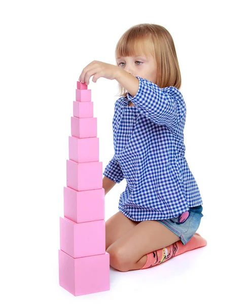 Een klein meisje in Montessori in de kleuterschool speelt met een pi — Stockfoto
