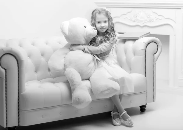 Meisje met een teddybeer in zwart-wit foto. — Stockfoto