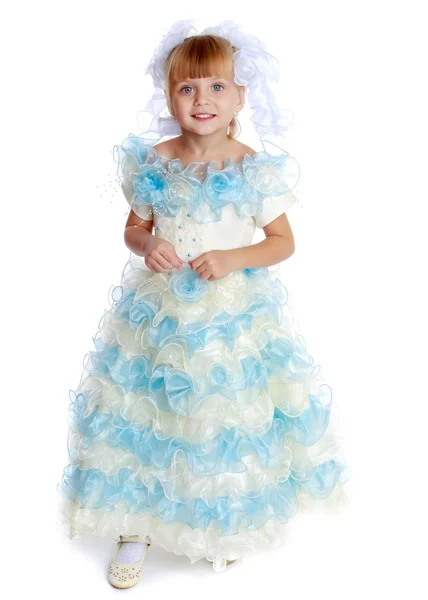 Μικρή πριγκίπισσα σε ένα μακρύ φόρεμα. — Φωτογραφία Αρχείου