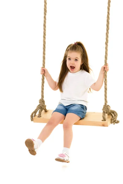 Bambina che oscilla su un'altalena — Foto Stock