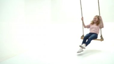 Küçük kız sallanıyor salıncakta