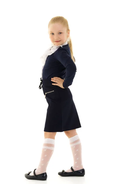 Mooi schoolmeisje met lang zijdezacht haar. — Stockfoto