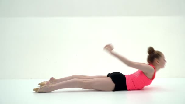 Gimnastyczka wykonuje akrobatyczny element na podłodze. — Wideo stockowe