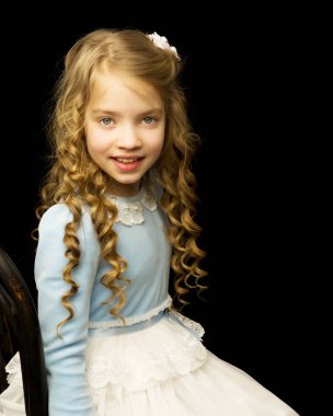 Eski bir Viyana sandalyesinde oturan küçük bir kızın portresi, blac