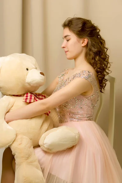Teenager Mädchen mit einem Teddybär — Stockfoto