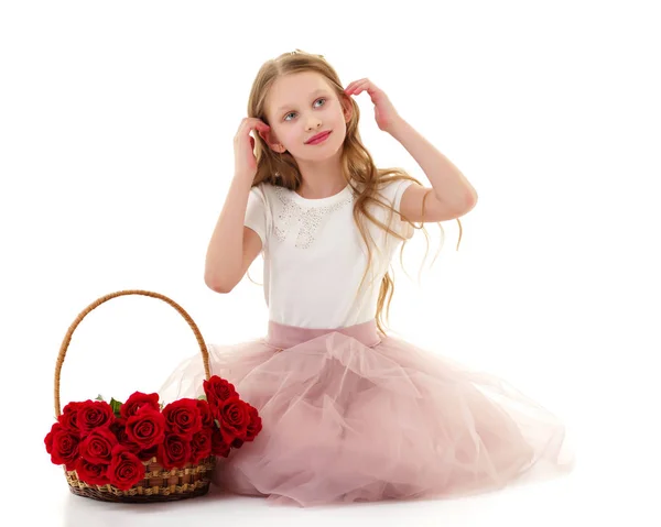 Roztomilá holčička s košíkem květin. — Stock fotografie