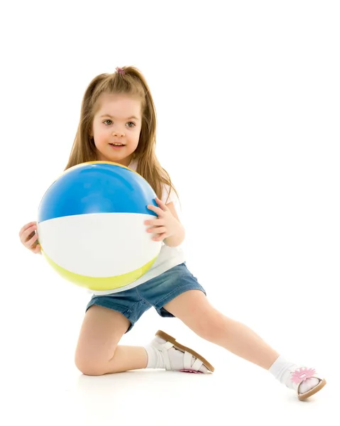 Kleines Mädchen spielt mit einem Ball — Stockfoto