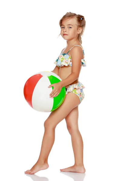 Bambina in costume da bagno con una palla — Foto Stock