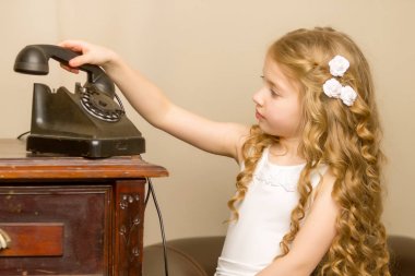 Küçük bir kız eski telefondan arıyor..