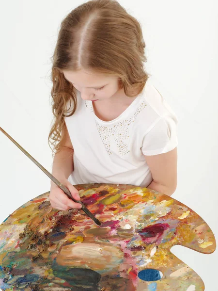 Petite fille avec palette et pinceau apprendre à dessiner . — Photo