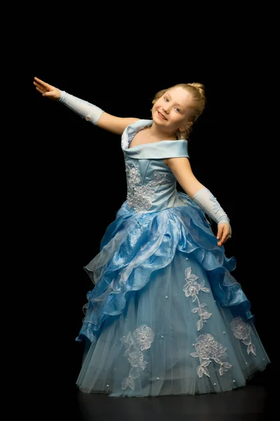 Een klein meisje in een lange, elegante jurk van een prinses op een zwarte — Stockfoto