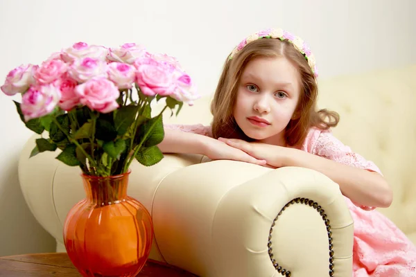 Klein meisje met een boeket bloemen — Stockfoto