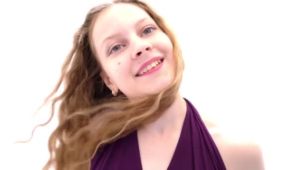 Piękna dziewczynka z włosami rozwijającymi się na wietrze. — Wideo stockowe
