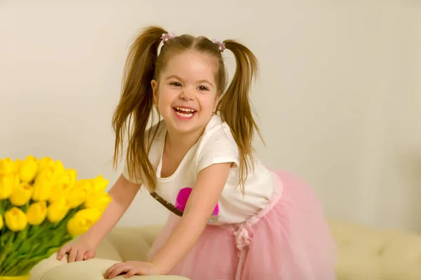 Menina com um buquê de flores — Fotografia de Stock