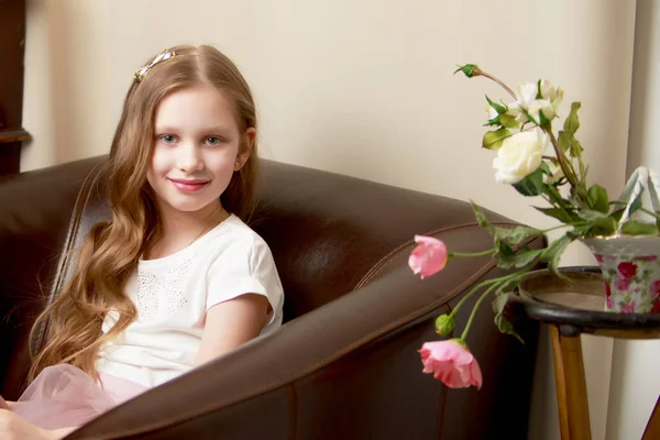 Bambina con un mazzo di fiori — Foto Stock