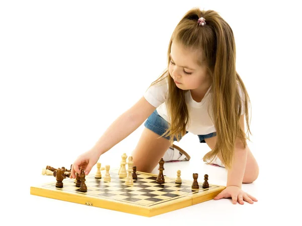 Mała dziewczynka gra w szachy. białe tło — Zdjęcie stockowe