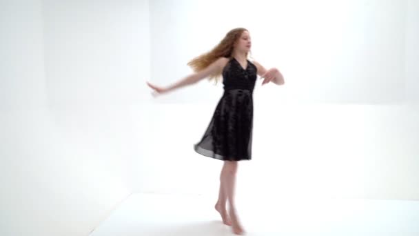 Klein meisje in een jurk die ontwikkeling in de wind. — Stockvideo