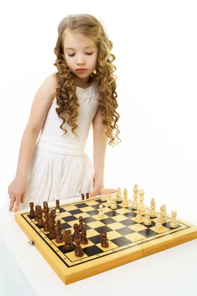 Dziewczynka gra w szachy. Izolowane na białym tle — Zdjęcie stockowe