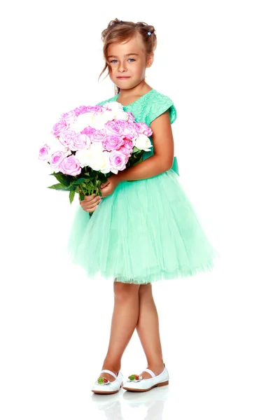 Menina com um buquê de flores — Fotografia de Stock