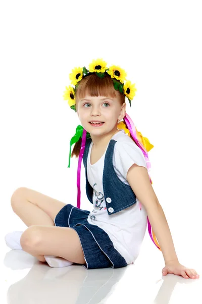 Menina com uma bela coroa de flores na cabeça . — Fotografia de Stock