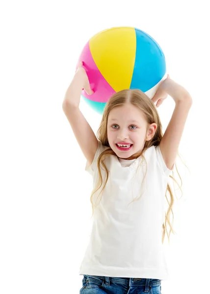 Meisje speelt met een bal — Stockfoto