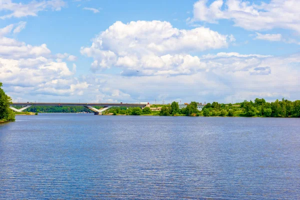 Kanal shi pitoresk köprü üzerinde Moskova görünümü adlı