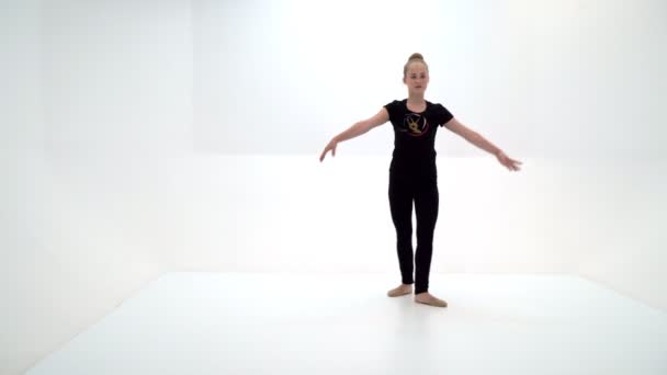 La gimnasta realiza un elemento acrobático . — Vídeos de Stock