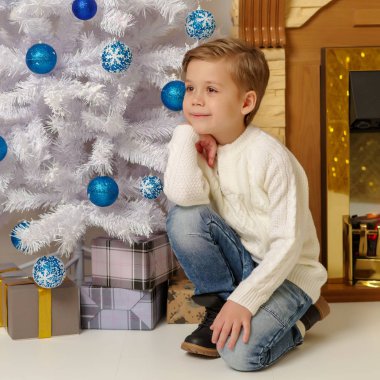 Yeni yılda Noel ağacı ve şömine yakınında Küçük çocuk