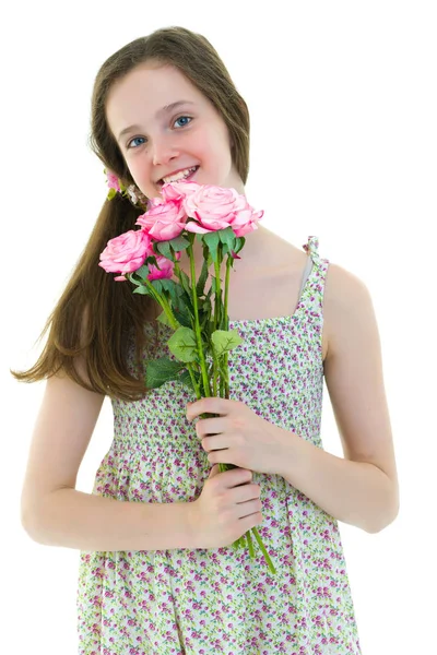 Kleines Mädchen mit einem Strauß Blumen. Konzept von Urlaub, Sommer — Stockfoto