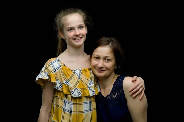 Máma a malá dcera studio portrét.Na černém pozadí — Stock fotografie