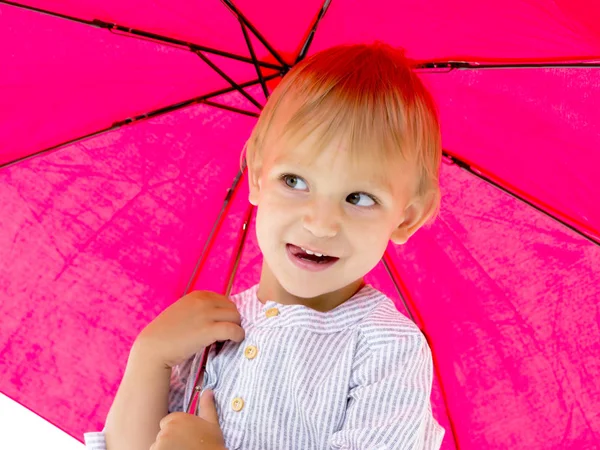 Um menino bonito refugiou-se debaixo de um guarda-chuva. Jogo de conceito, h — Fotografia de Stock