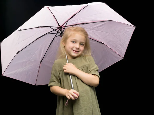 Kleines Mädchen unter einem Regenschirm. Schutz vor schlechtem Wetter. — Stockfoto