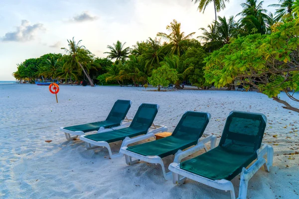 Lounge krzesła na pięknej tropikalnej plaży na Malediwach — Zdjęcie stockowe